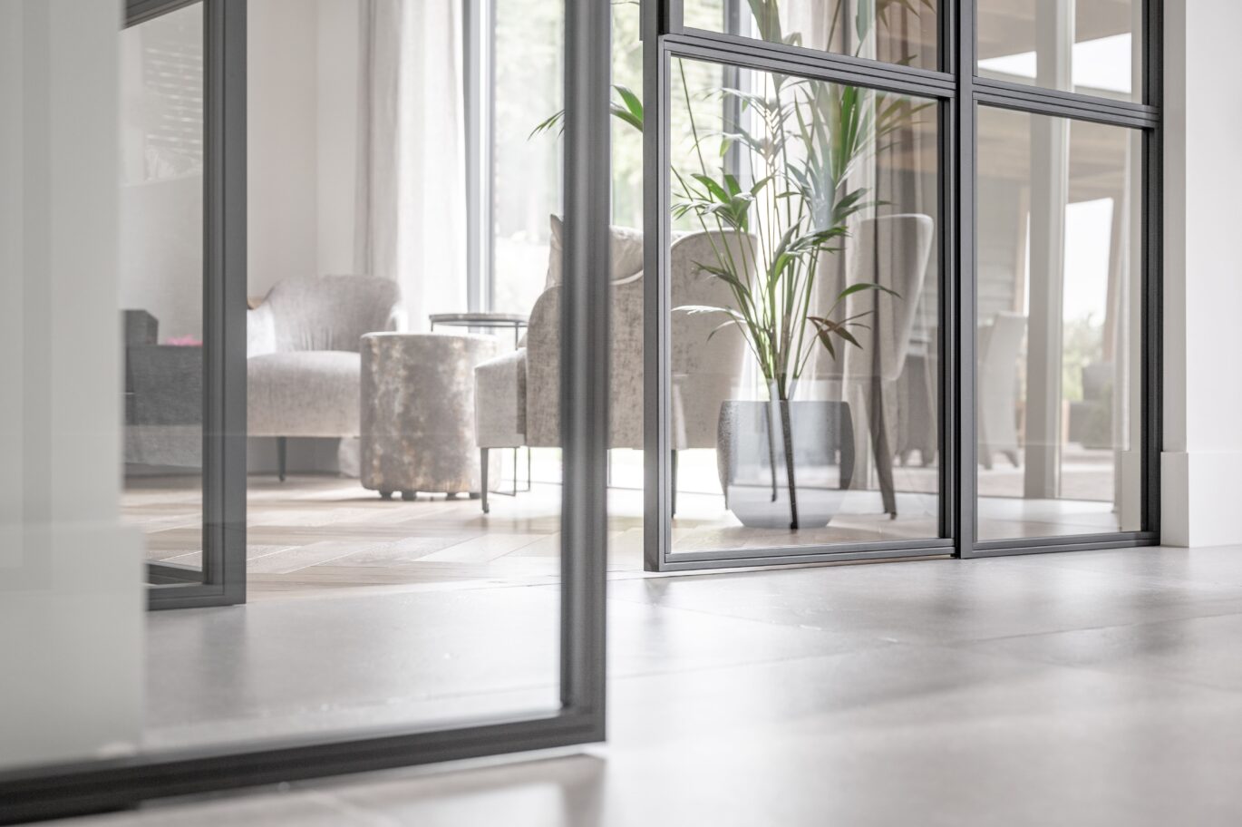 Stalen scharnierdeuren met dunne onderdorpel