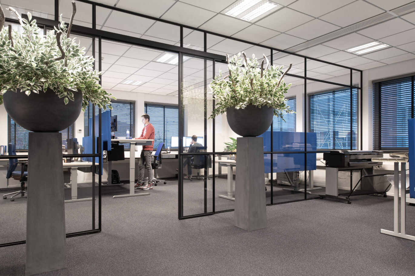 Stalen room-divider in ruimtelijk kantoor