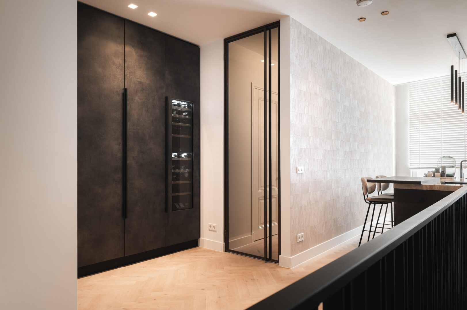 Stalen plafondhoge deur met brons glas