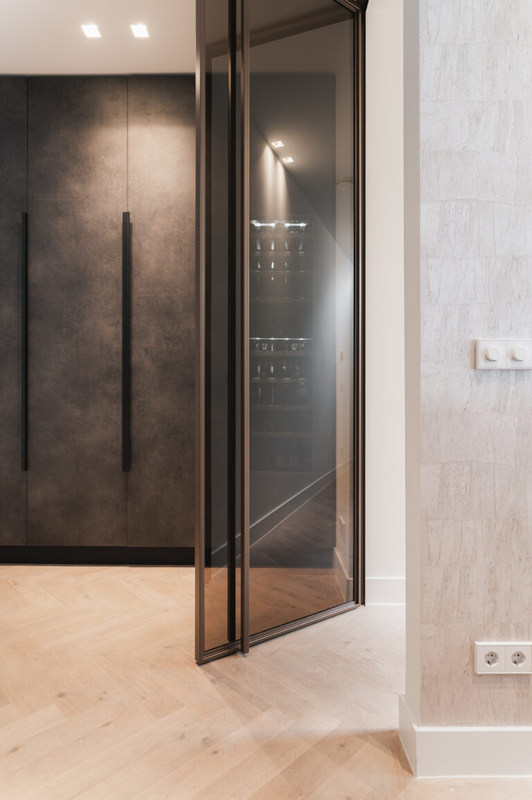 Brons glas in chique stalen deur