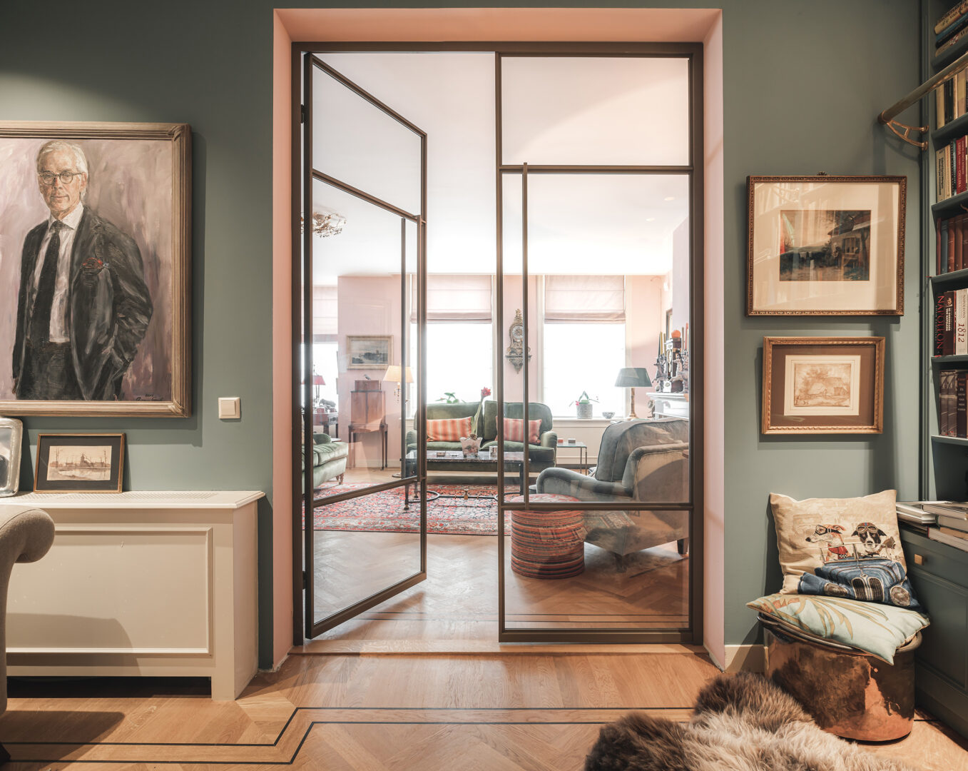 Dubbele scharnierdeur van Blecks in kleurrijke woning in Den Haag