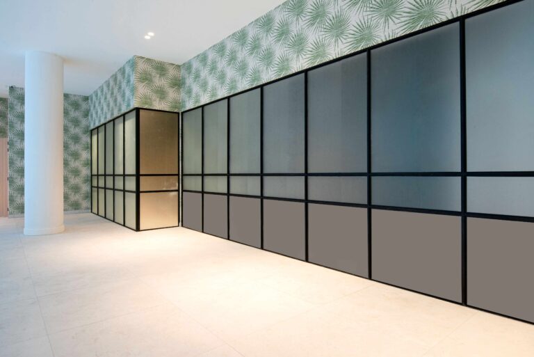 Satijn glas in stalen wand in Hotel Lelystad