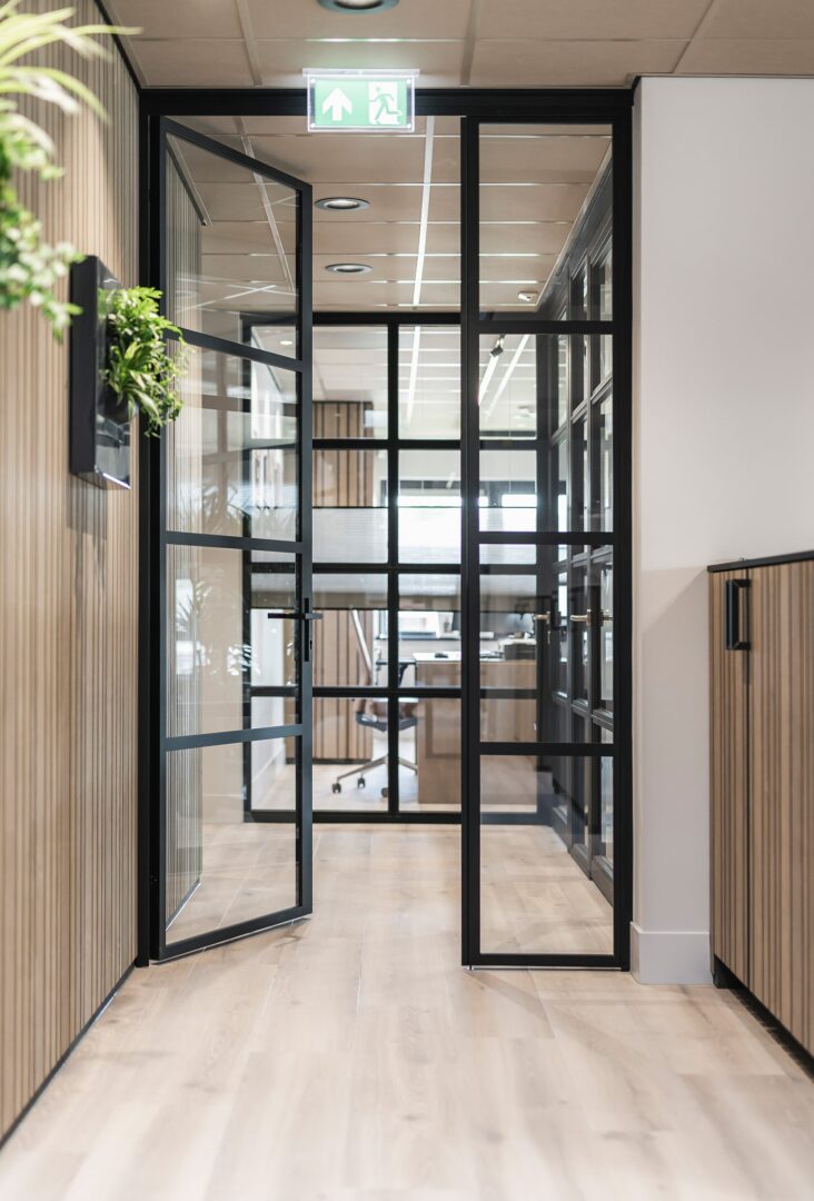 Zwarte stalen deuren in kantoor met symmetrische vlakverdeling